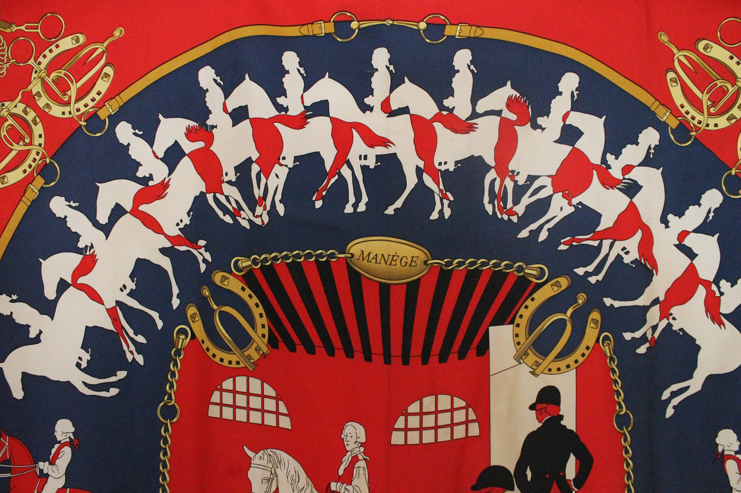 Hermès carré en soie rouge et bleu marine modèle "Manège"