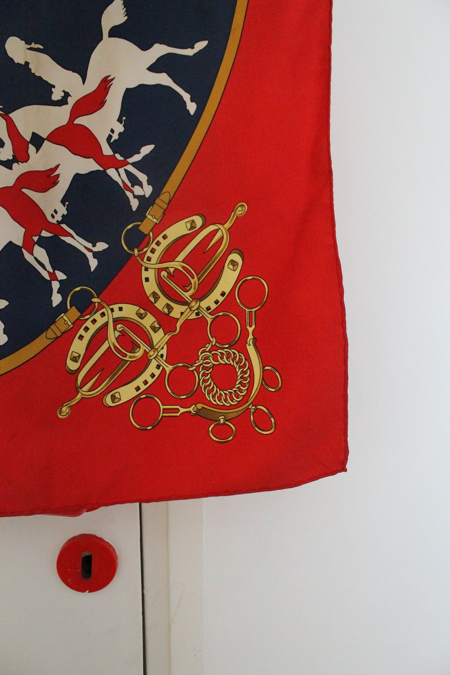 Hermès carré en soie rouge et bleu marine modèle "Manège"