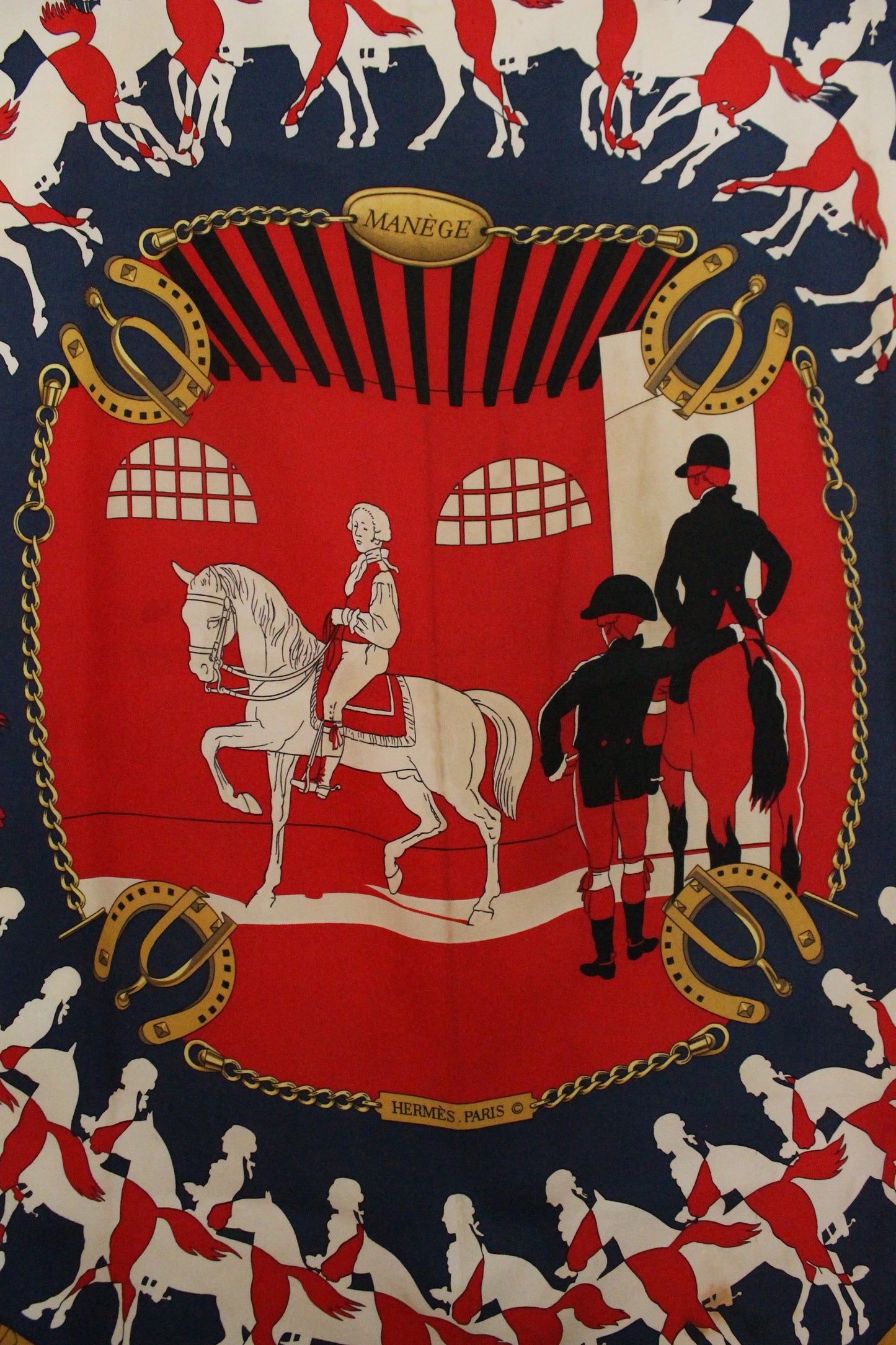 Hermès carré en soie rouge et bleu marine modèle "Manège"