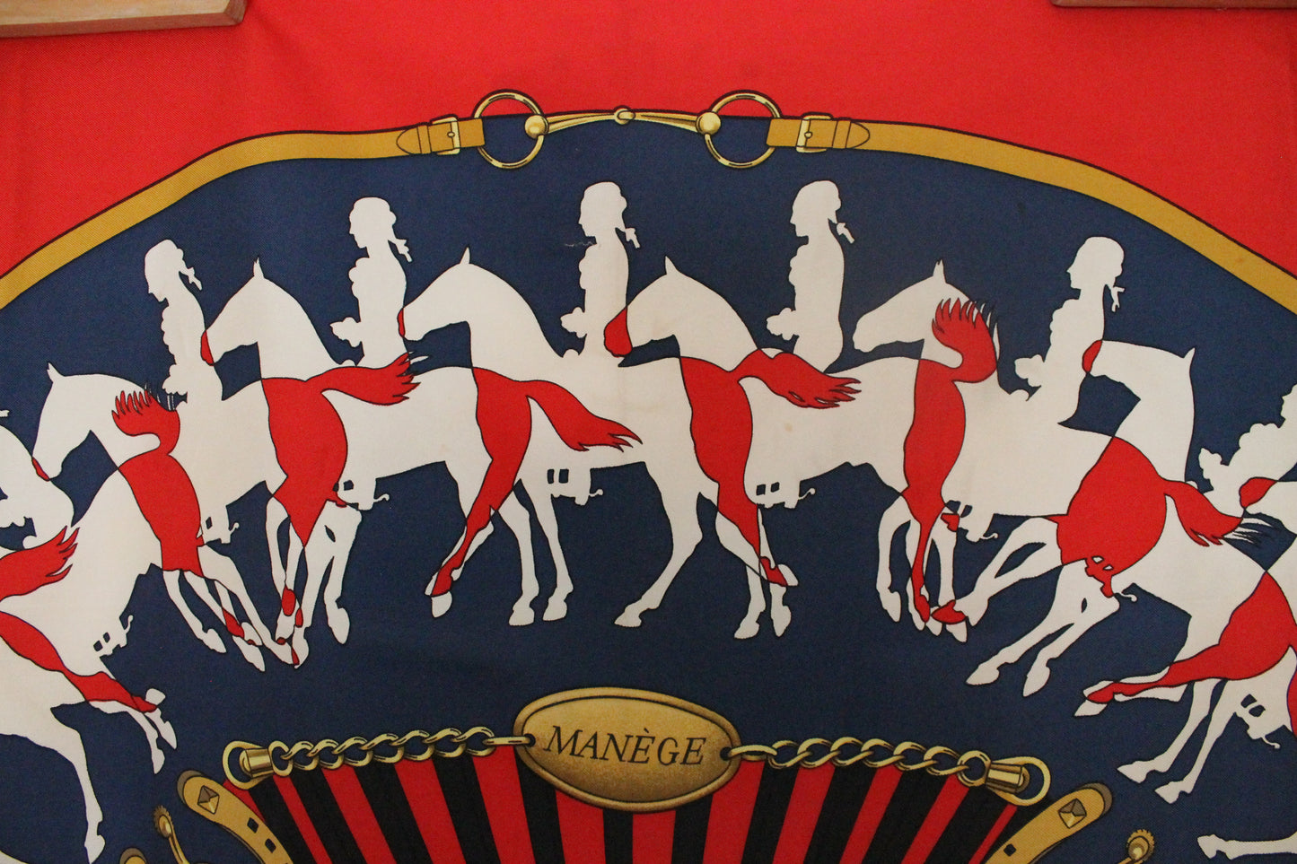 Hermès carré en soie rouge et bleu marine modèle "Manège"