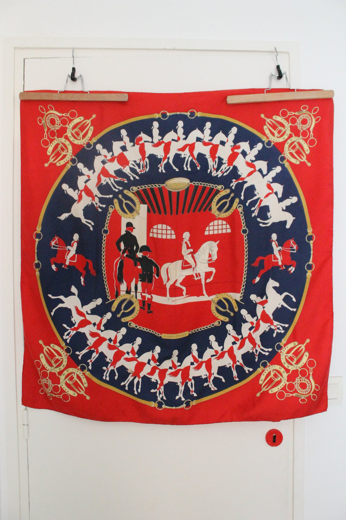 Hermès carré en soie rouge et bleu marine modèle "Manège"