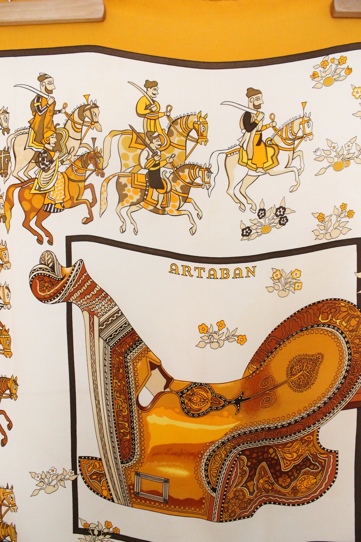 Hermès carré en soie modèle "Artaban" jaune
