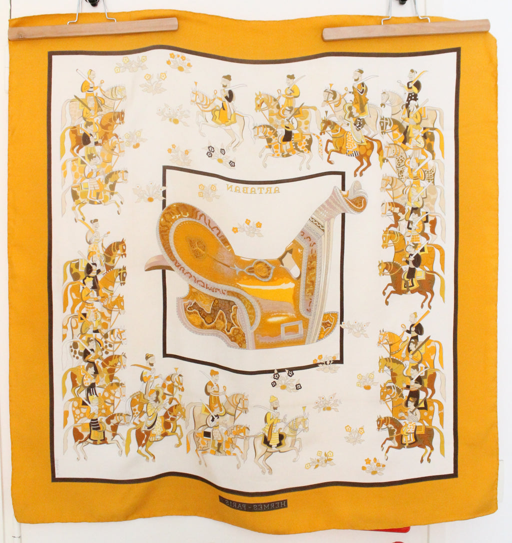 Hermès carré en soie modèle "Artaban" jaune