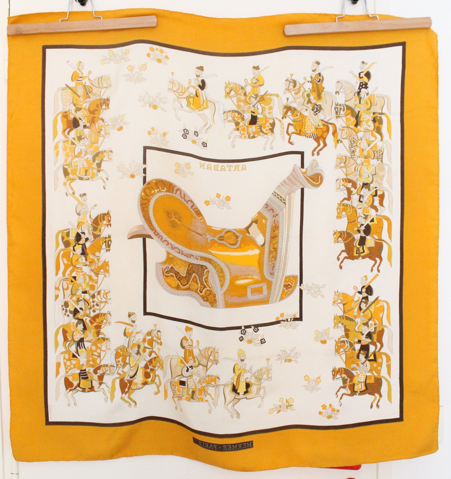 Hermès carré en soie modèle "Artaban" jaune