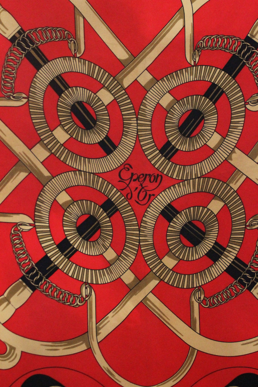 Hermès carré en soie modèle "Éperons d'Or" rouge et doré