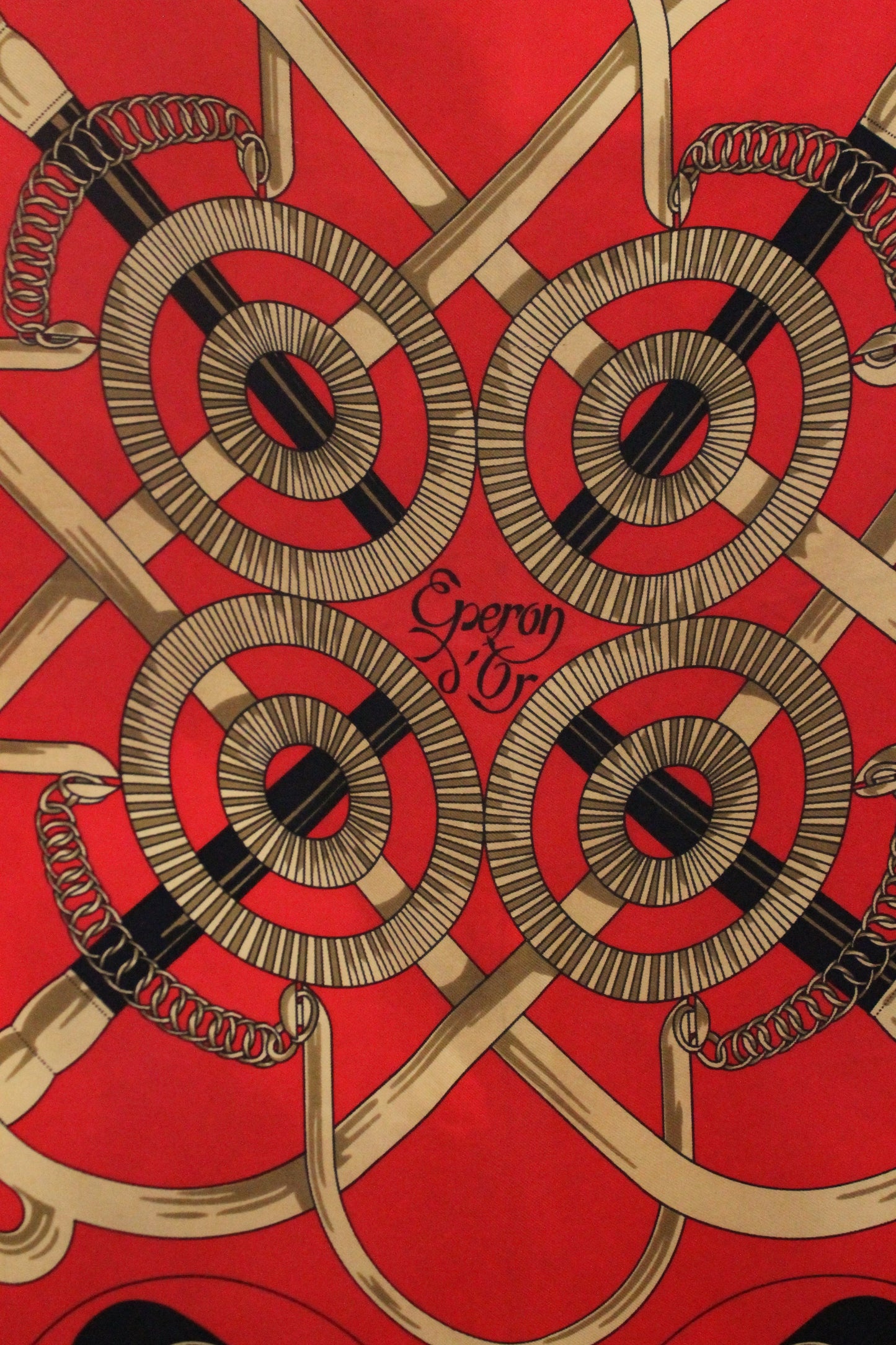 Hermès carré en soie modèle "Éperons d'Or" rouge et doré
