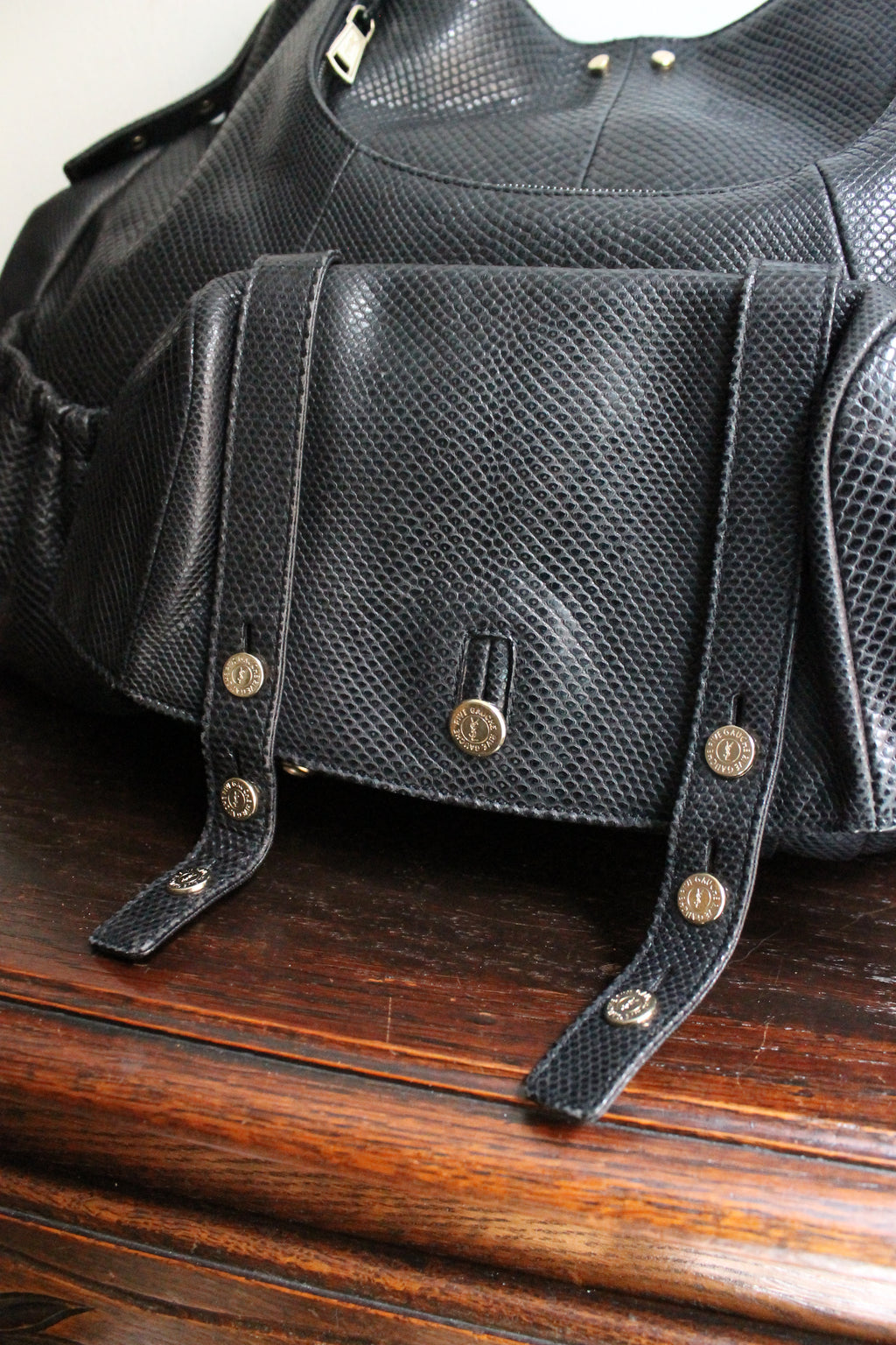 Yves Saint Laurent sac à main modèle Mombasa en cuir de lézard noir