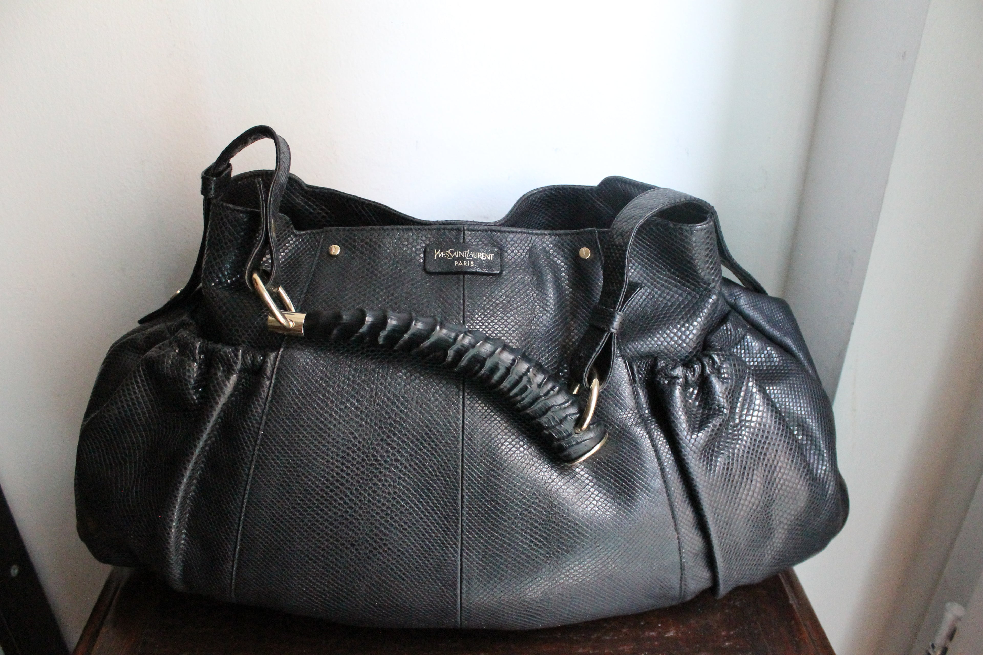 Yves Saint Laurent sac à main modèle Mombasa en cuir de lézard noir