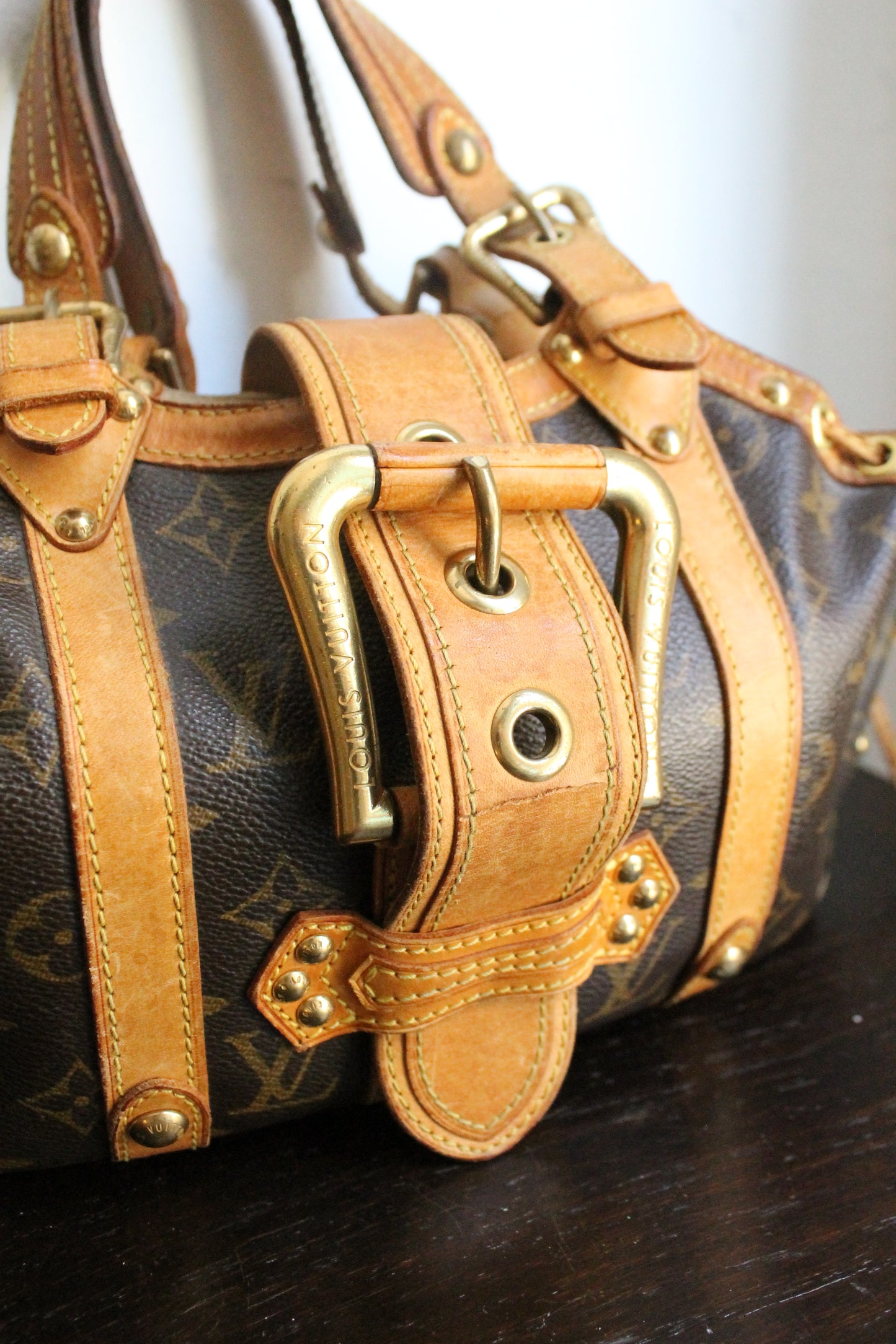 Louis Vuitton sac à main modèle Theda en toile monogram et cuir