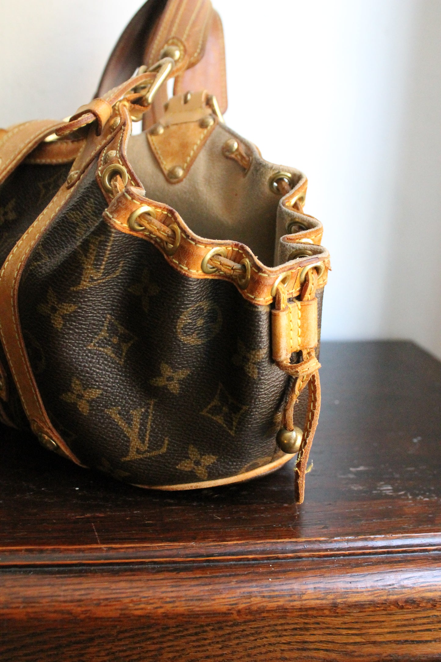 Louis Vuitton sac à main modèle Theda en toile monogram et cuir