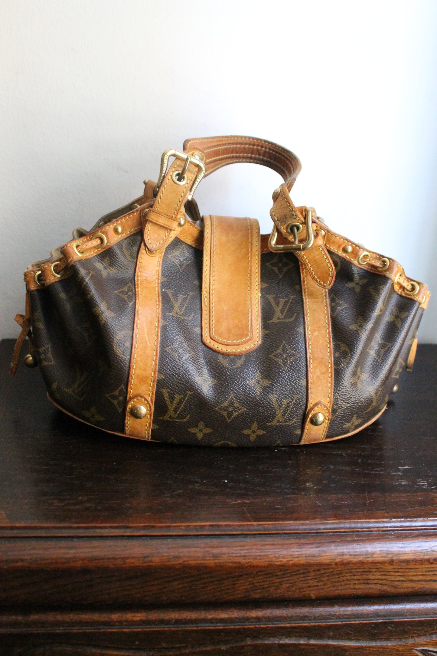 Louis Vuitton sac à main modèle Theda en toile monogram et cuir
