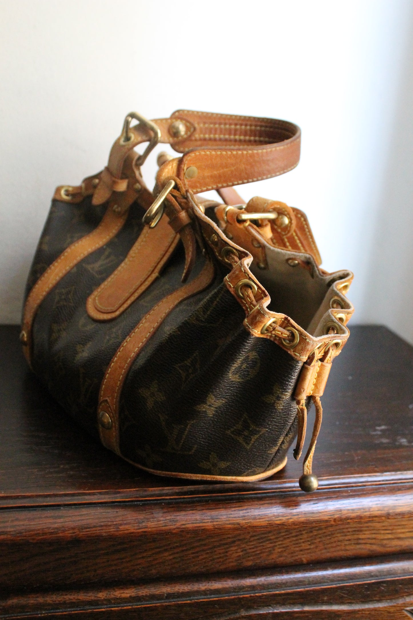 Louis Vuitton sac à main modèle Theda en toile monogram et cuir
