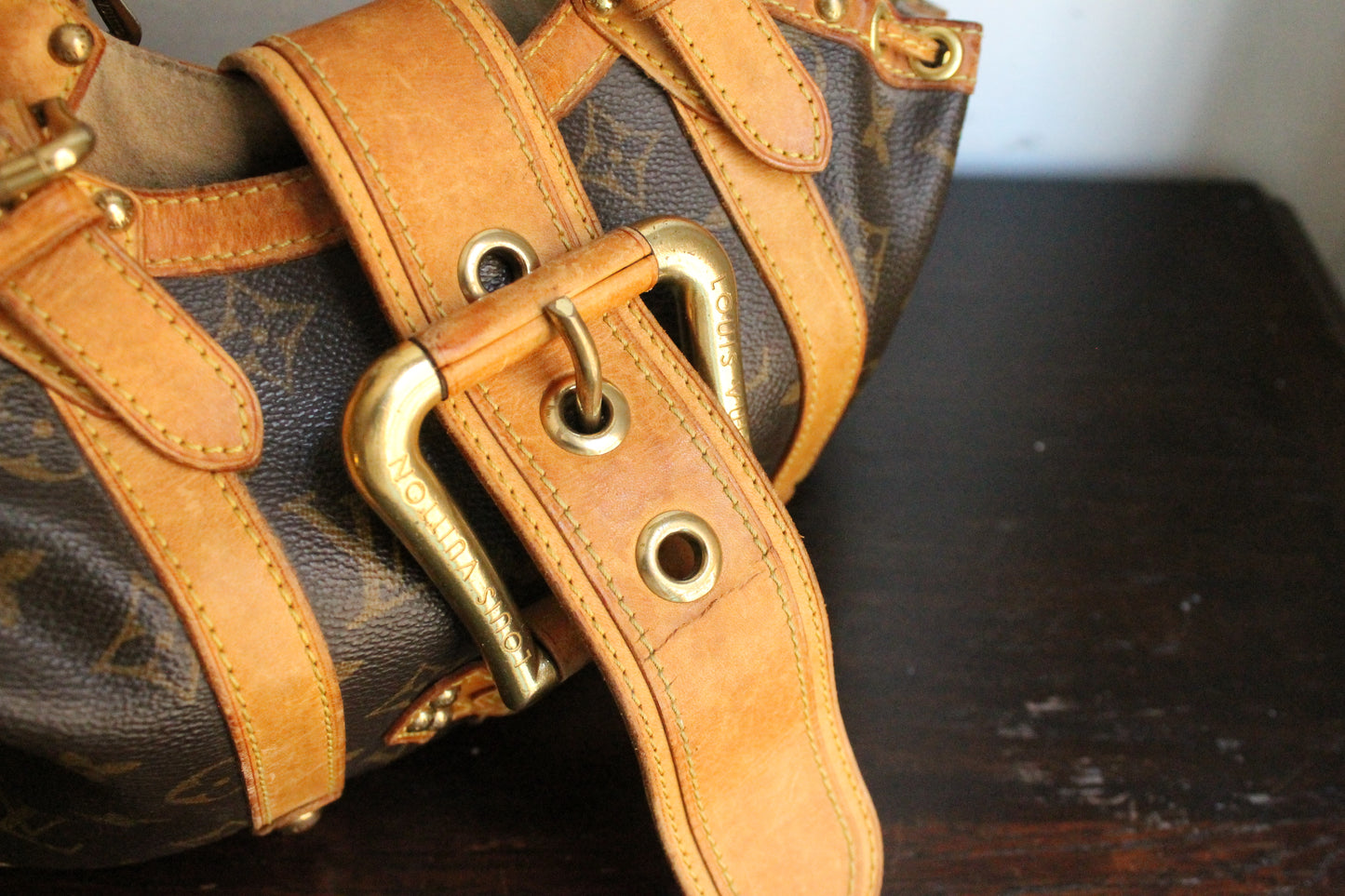 Louis Vuitton sac à main modèle Theda en toile monogram et cuir