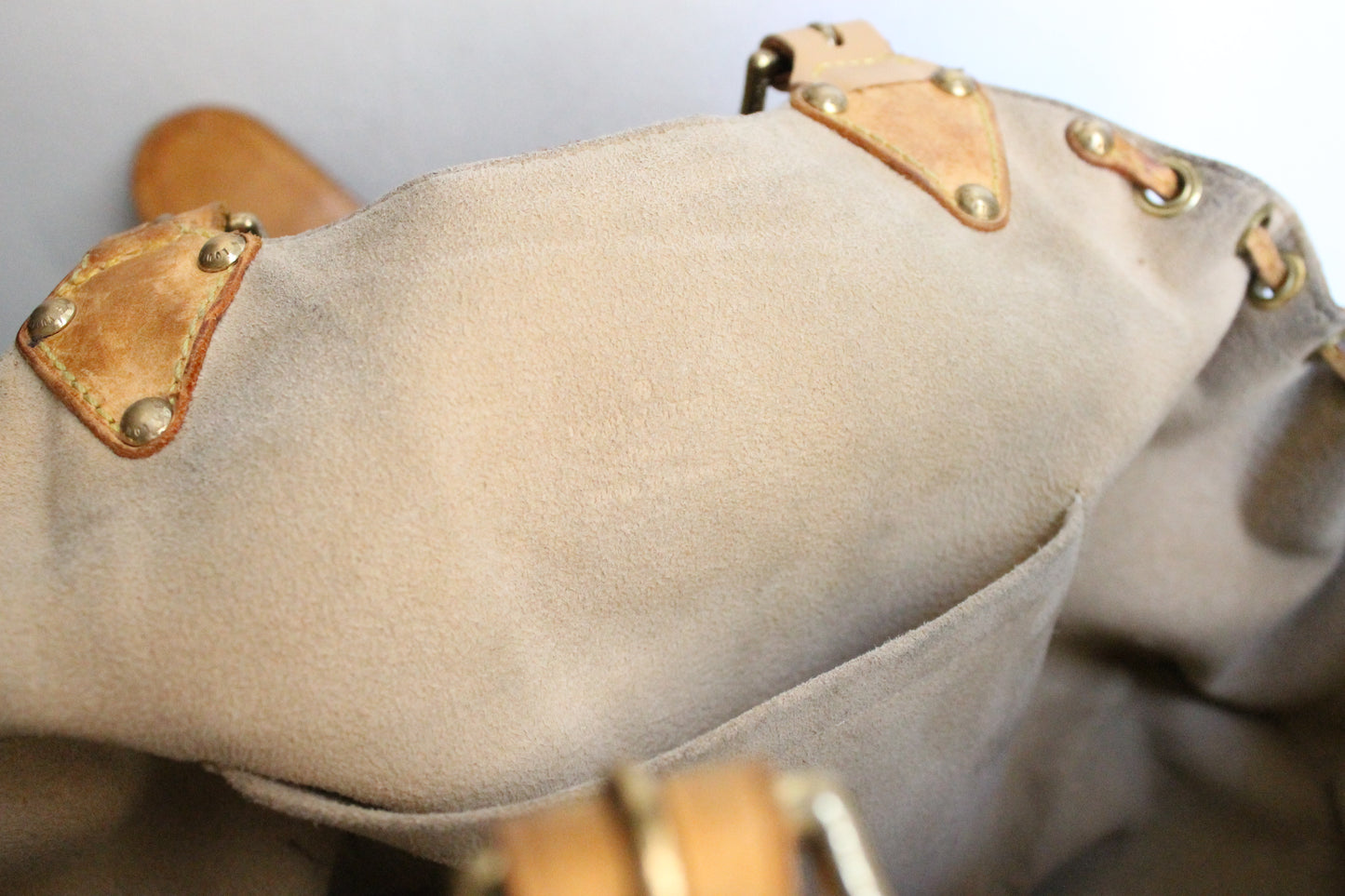 Louis Vuitton sac à main modèle Theda en toile monogram et cuir