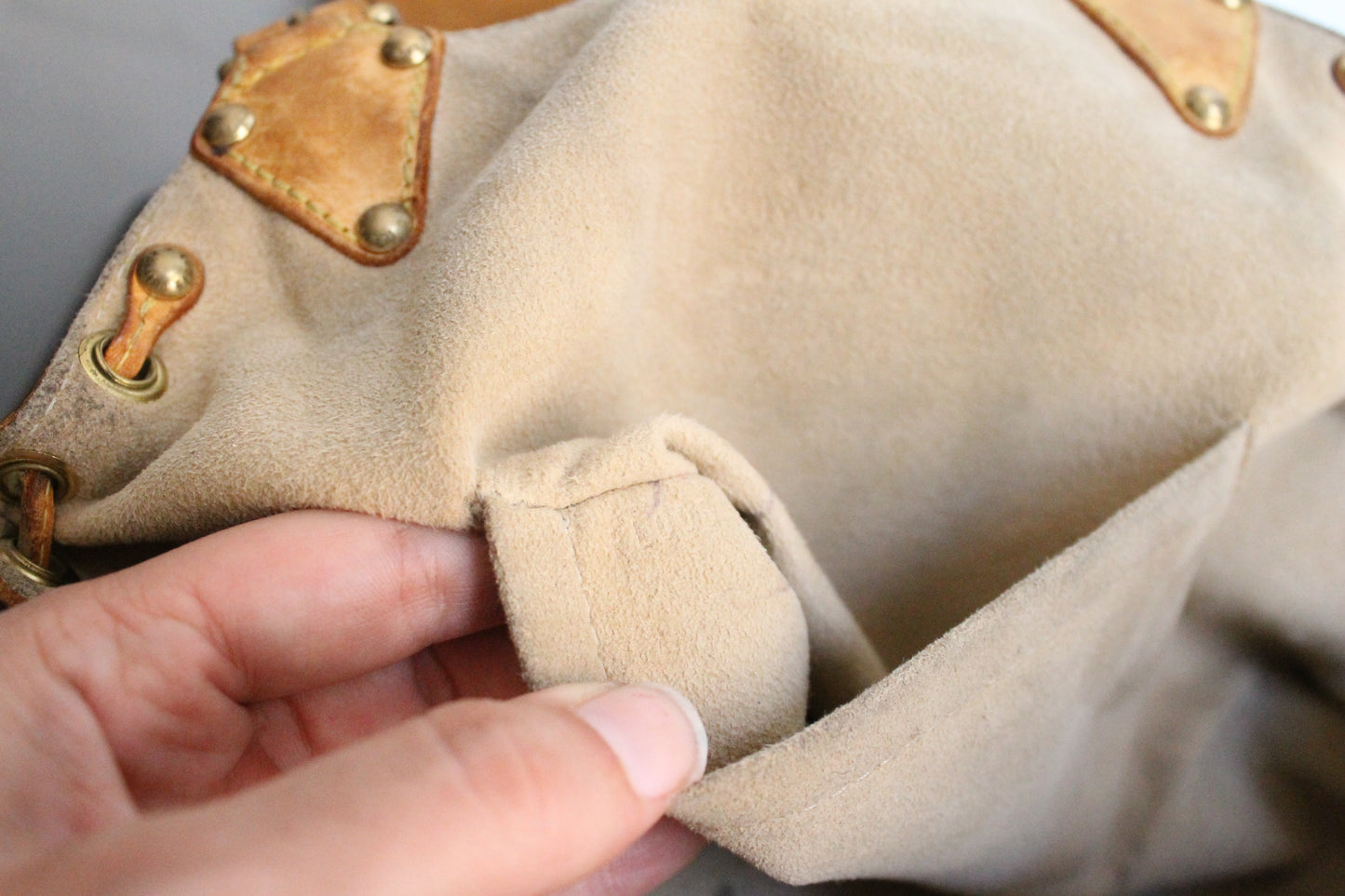 Louis Vuitton sac à main modèle Theda en toile monogram et cuir