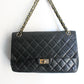 Chanel sac à main modèle "2.55" vintage à double rabat en cuir noir