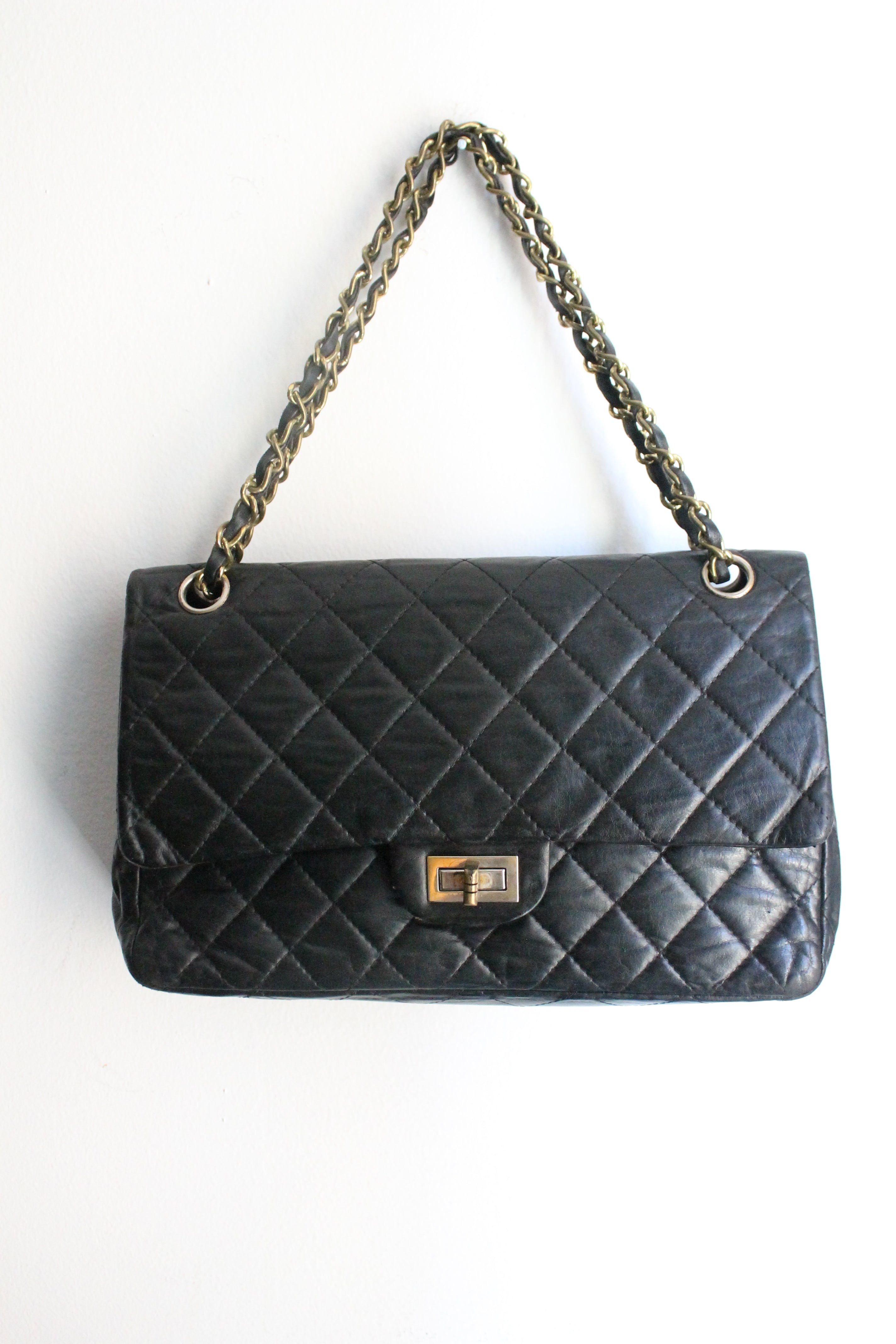 Chanel sac à main modèle "2.55" vintage à double rabat en cuir noir