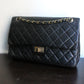 Chanel sac à main modèle "2.55" vintage à double rabat en cuir noir