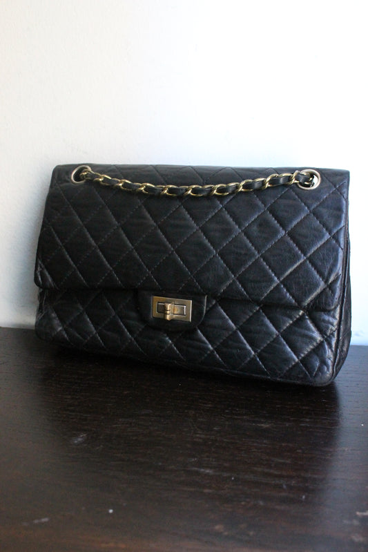 Chanel sac à main modèle "2.55" vintage à double rabat en cuir noir