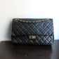 Chanel sac à main modèle "2.55" vintage à double rabat en cuir noir