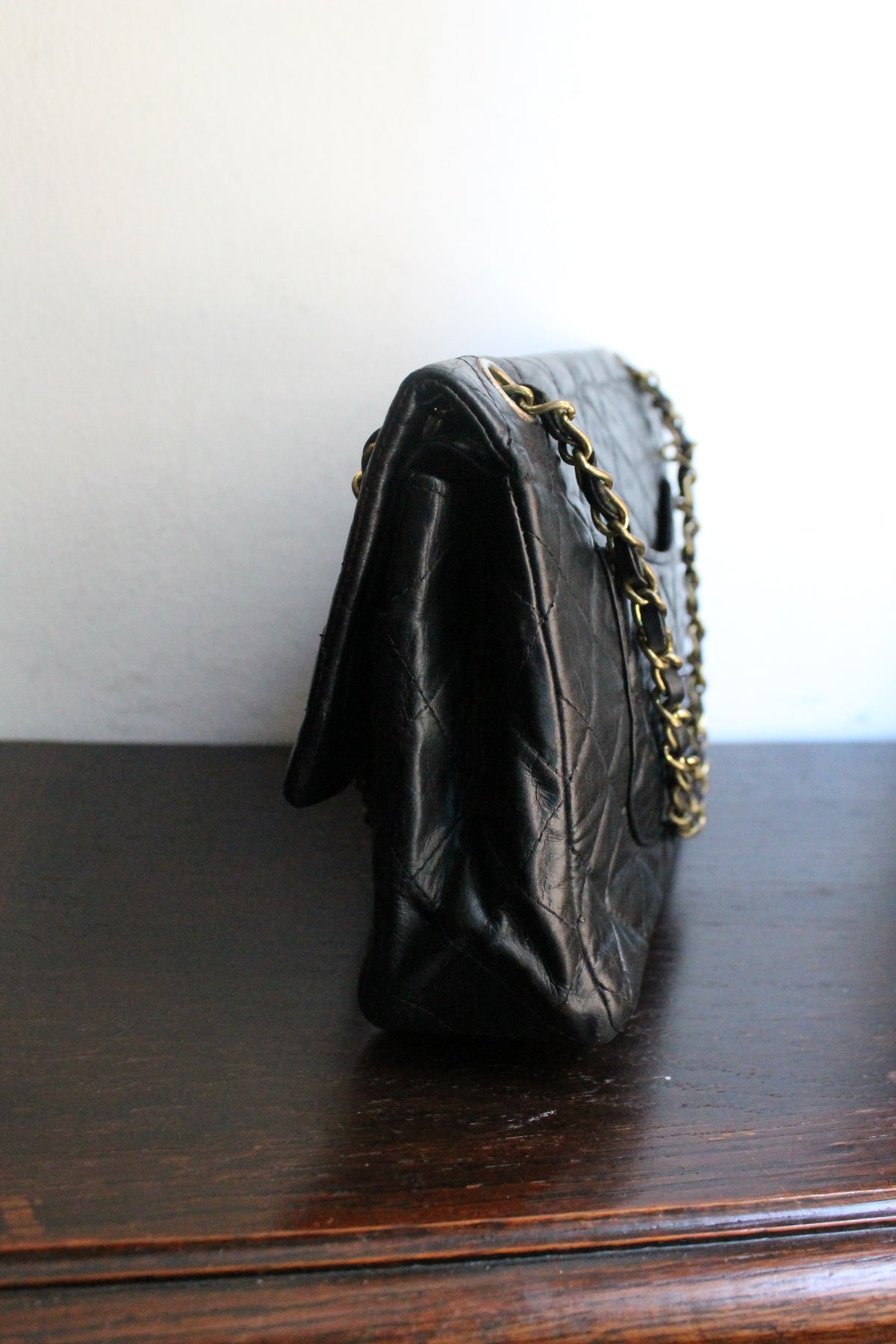 Chanel sac à main modèle "2.55" vintage à double rabat en cuir noir