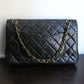 Chanel sac à main modèle "2.55" vintage à double rabat en cuir noir