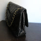 Chanel sac à main modèle "2.55" vintage à double rabat en cuir noir