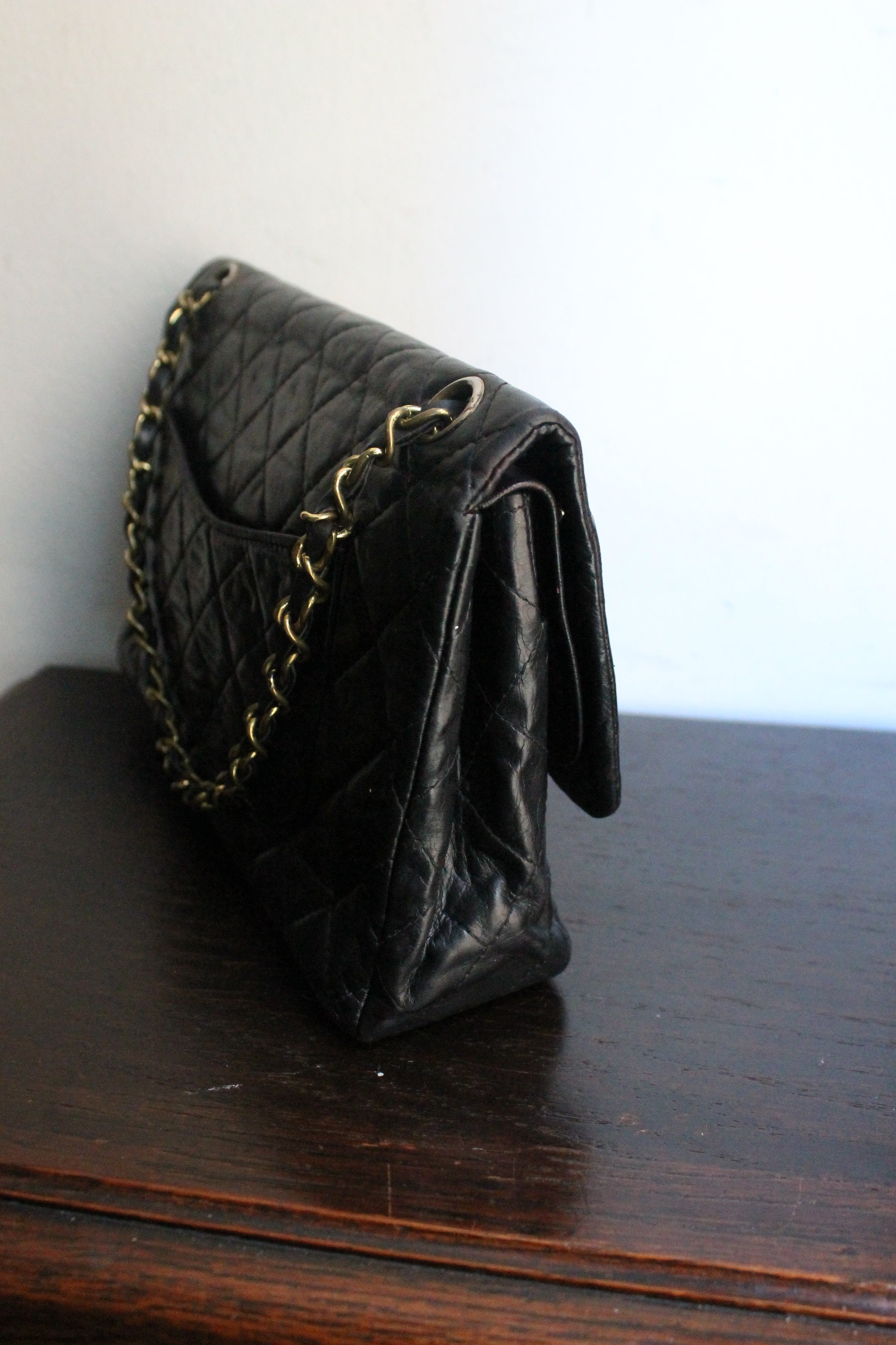 Chanel sac à main modèle "2.55" vintage à double rabat en cuir noir