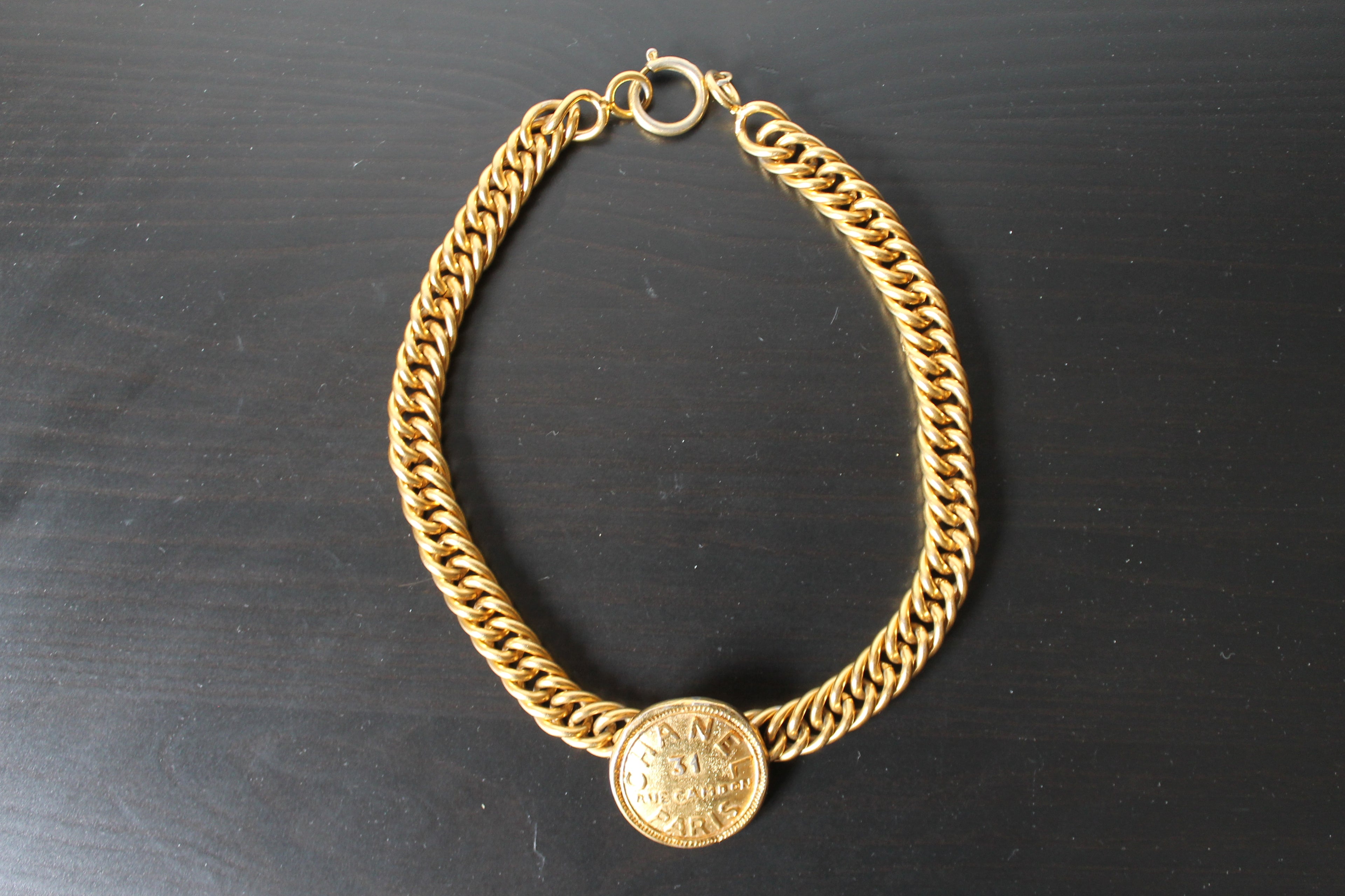 Chanel, collier ras de cou en métal doré