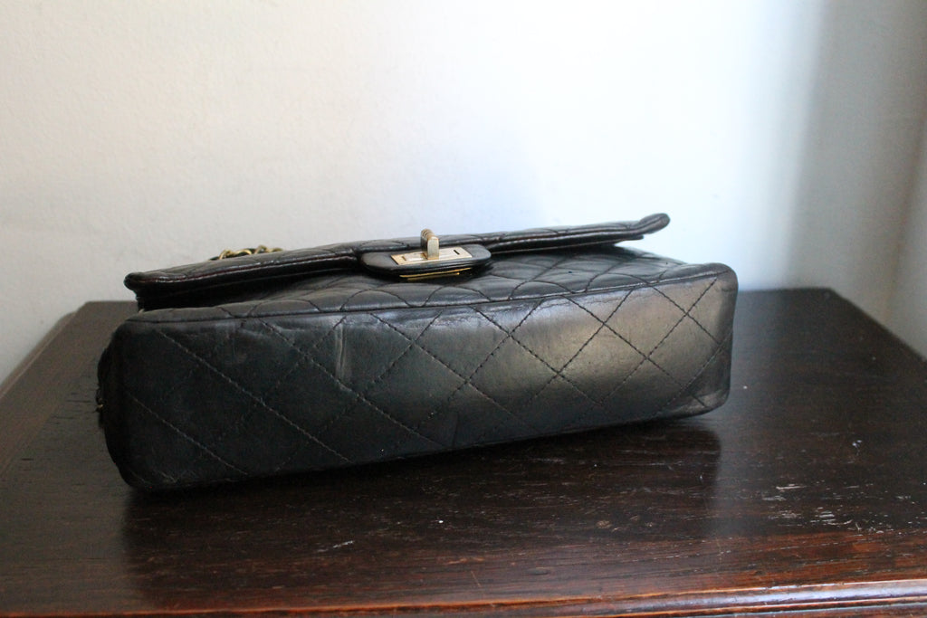 Chanel sac à main modèle "2.55" vintage à double rabat en cuir noir