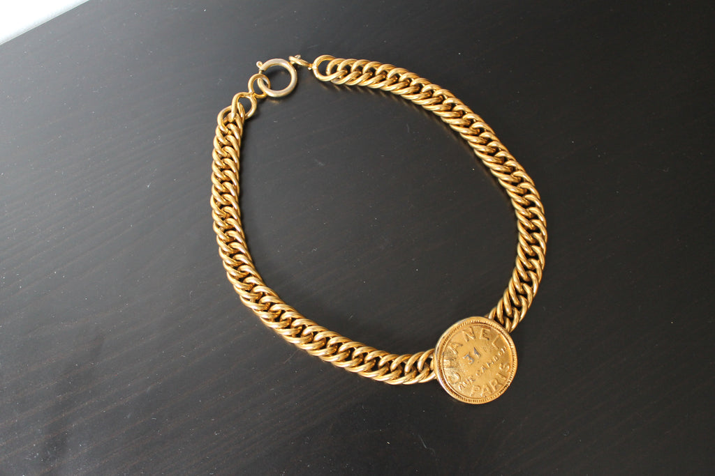 Chanel, collier ras de cou en métal doré