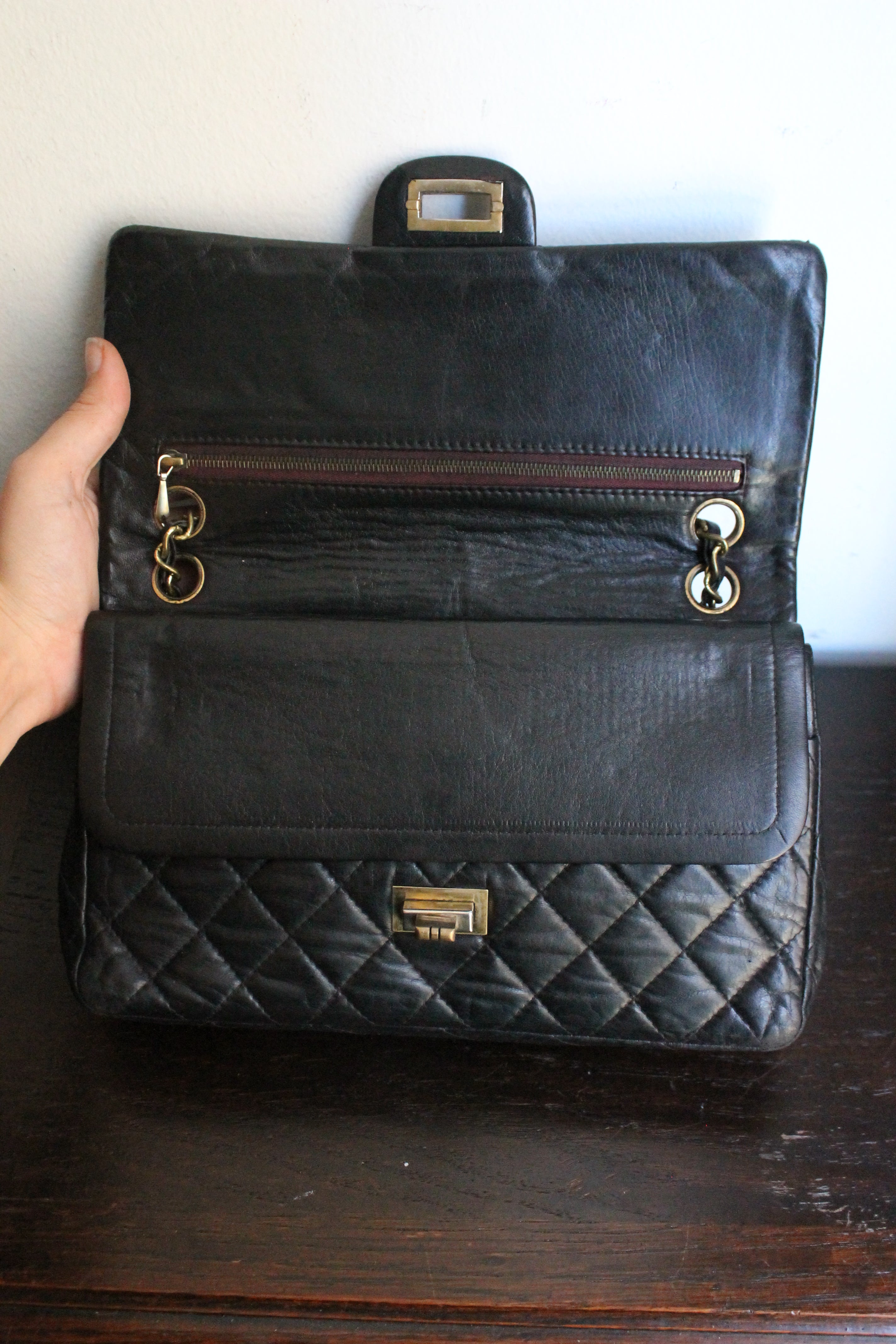 Chanel sac à main modèle "2.55" vintage à double rabat en cuir noir