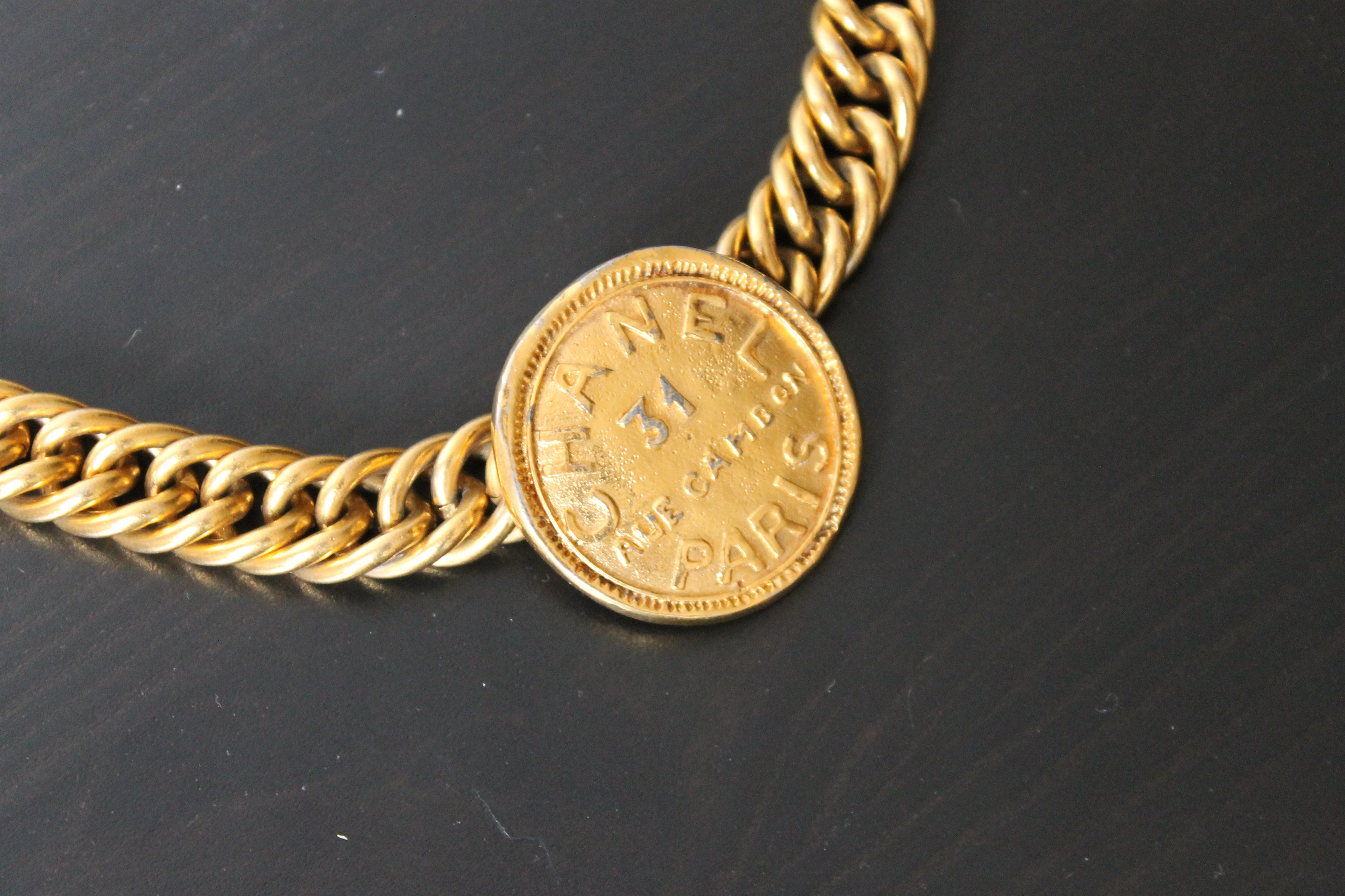Chanel, collier ras de cou en métal doré