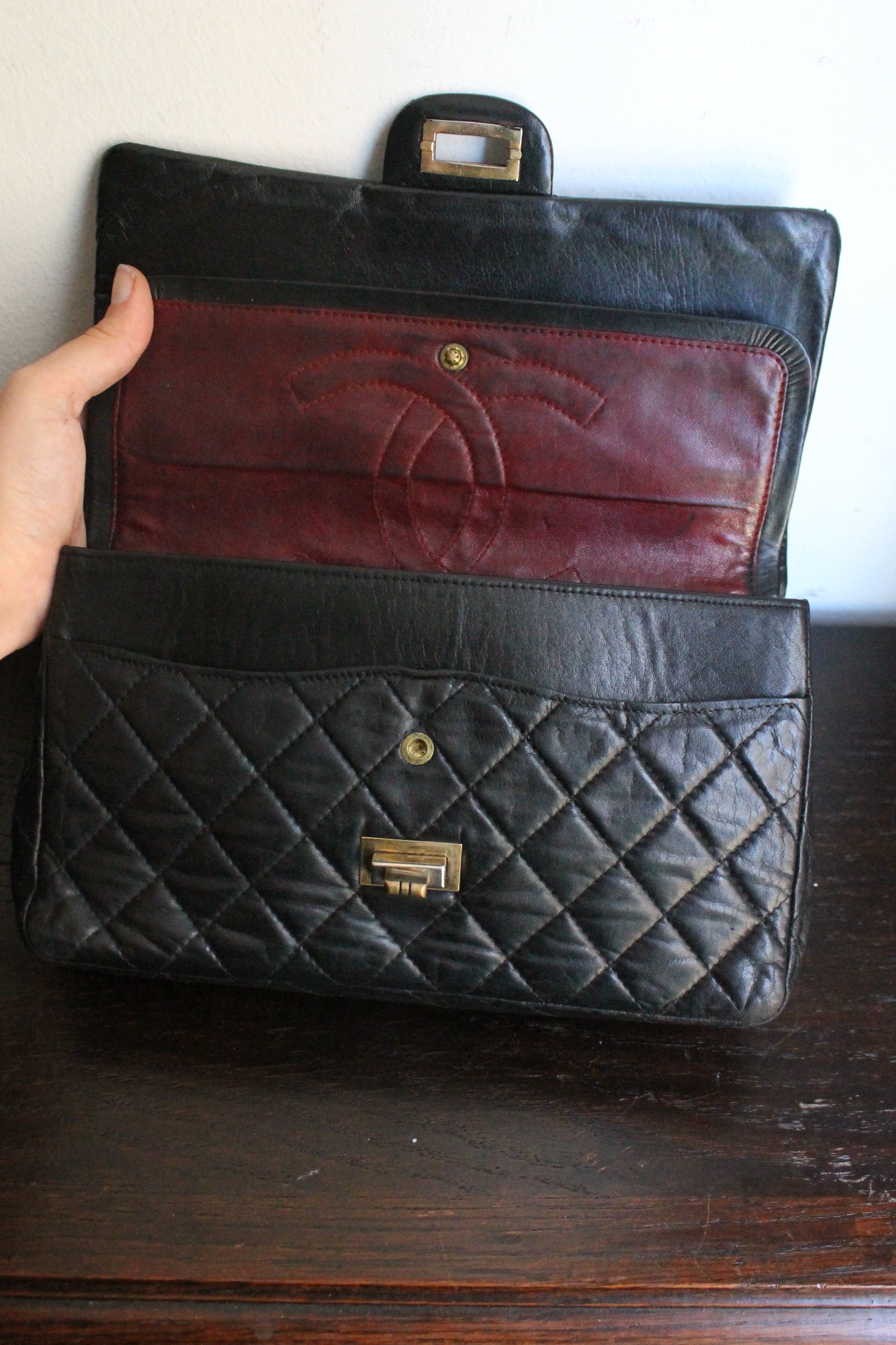 Chanel sac à main modèle "2.55" vintage à double rabat en cuir noir