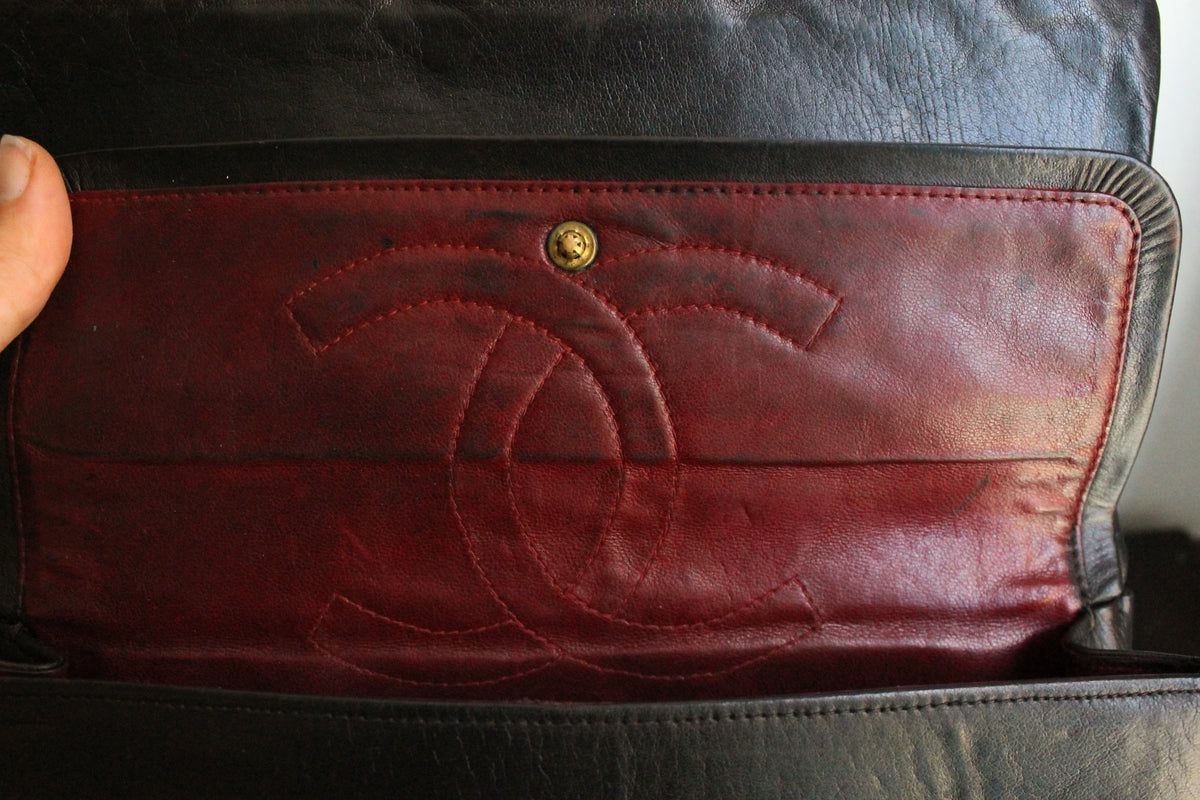 Chanel sac à main modèle "2.55" vintage à double rabat en cuir noir