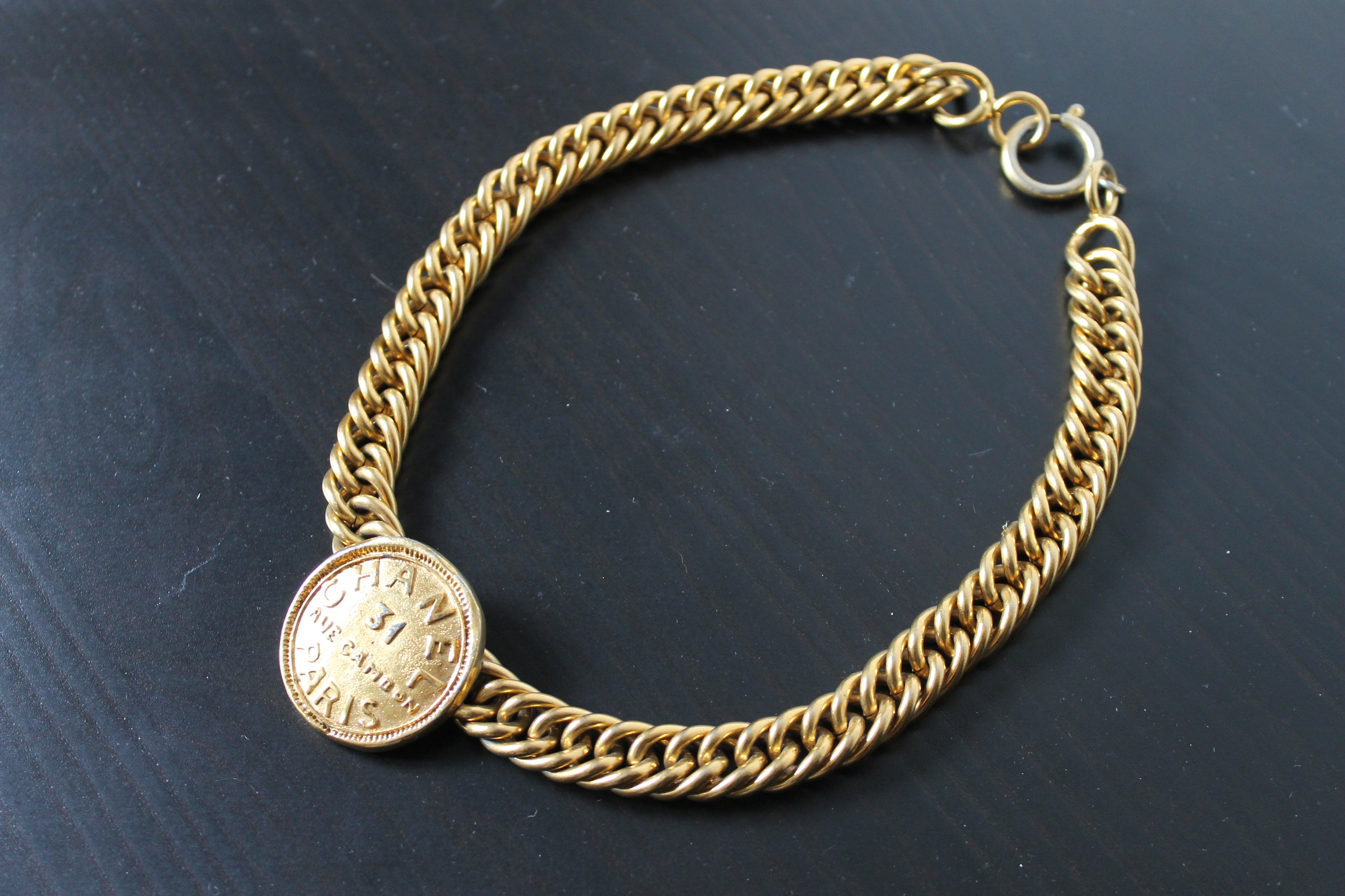 Chanel, collier ras de cou en métal doré