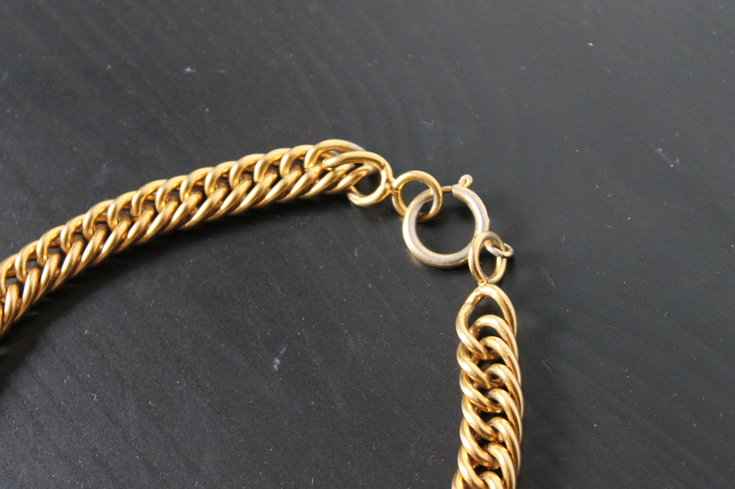 Chanel, collier ras de cou en métal doré