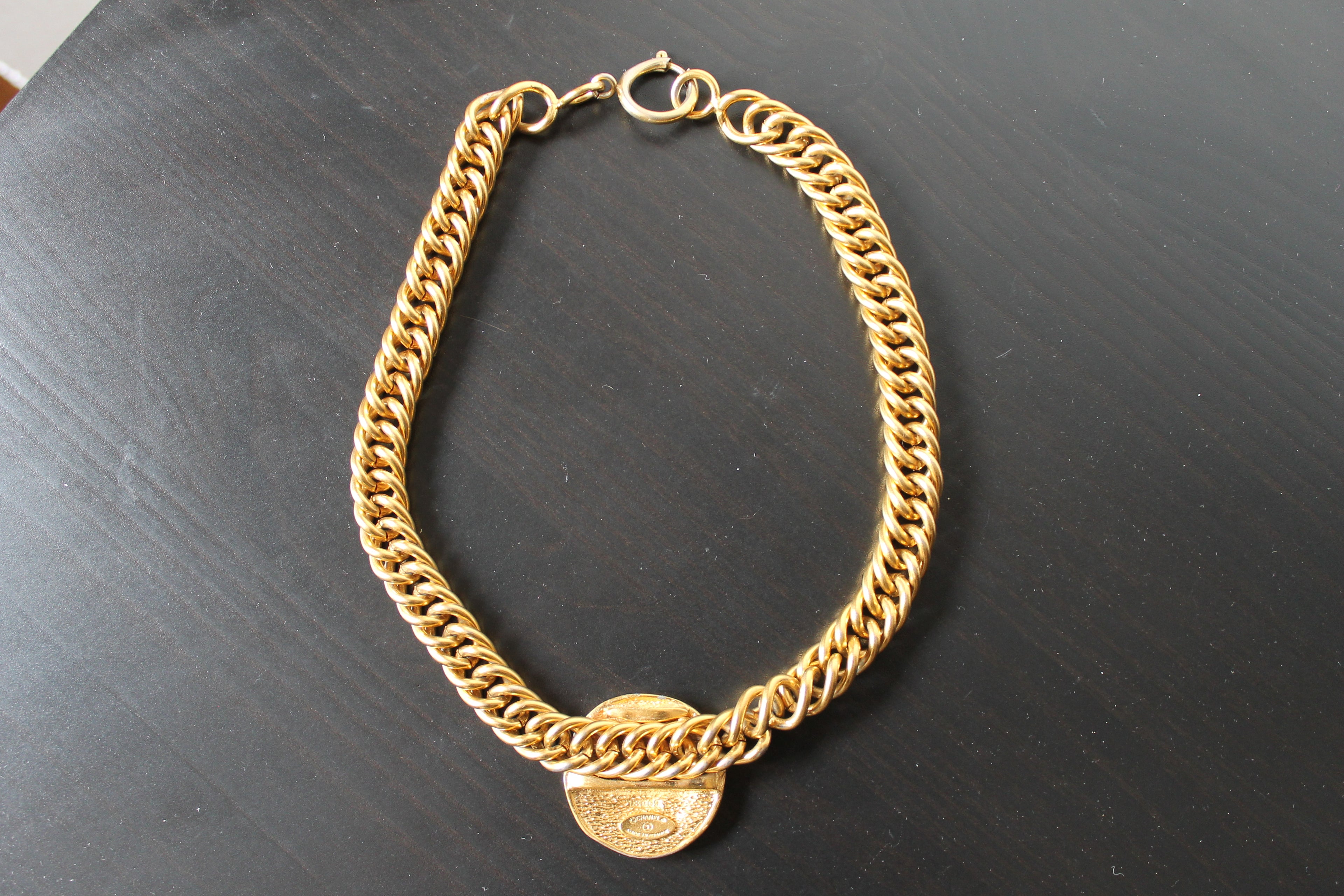 Chanel, collier ras de cou en métal doré