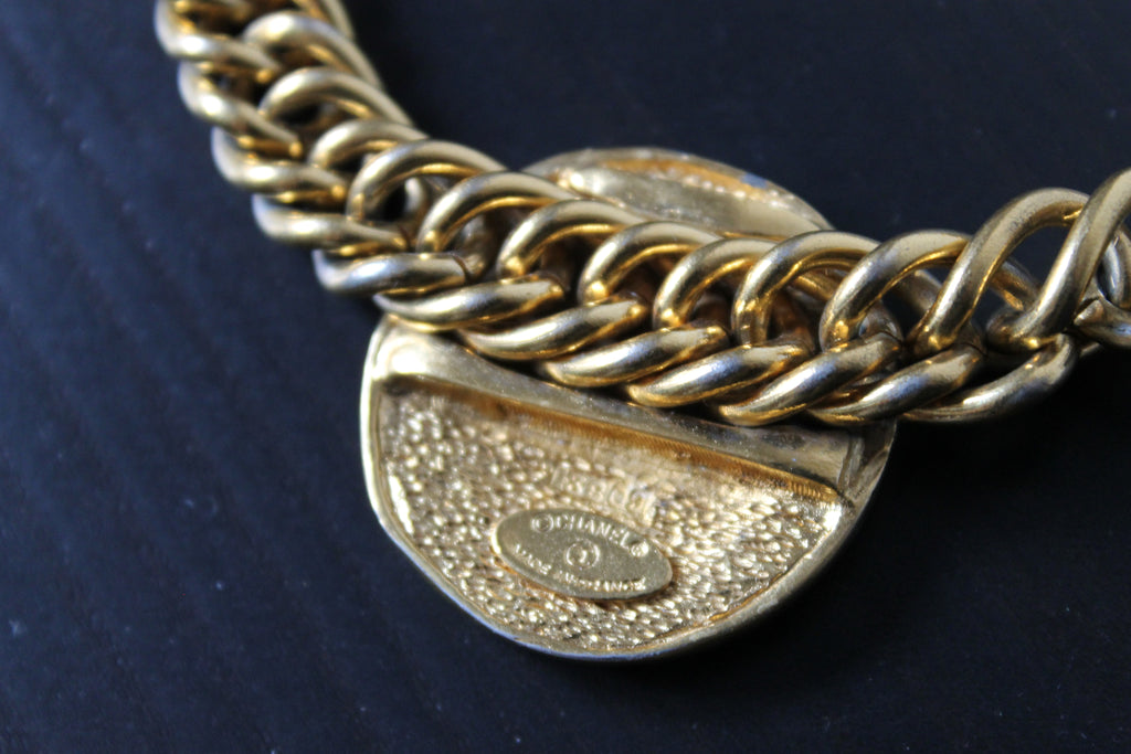 Chanel, collier ras de cou en métal doré