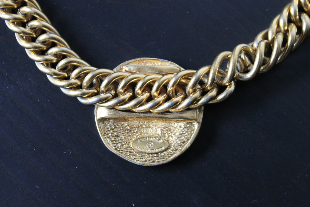 Chanel, collier ras de cou en métal doré