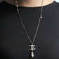 Chanel collier avec des perles en métal argenté avec pendentif CC