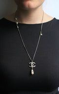 Chanel collier avec des perles en métal argenté avec pendentif CC