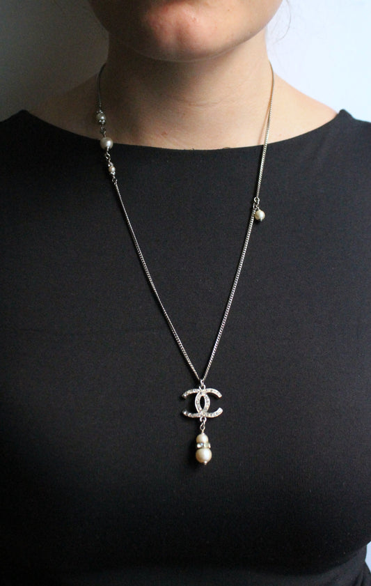 Chanel collier avec des perles en métal argenté avec pendentif CC