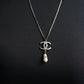 Chanel collier avec des perles en métal argenté avec pendentif CC