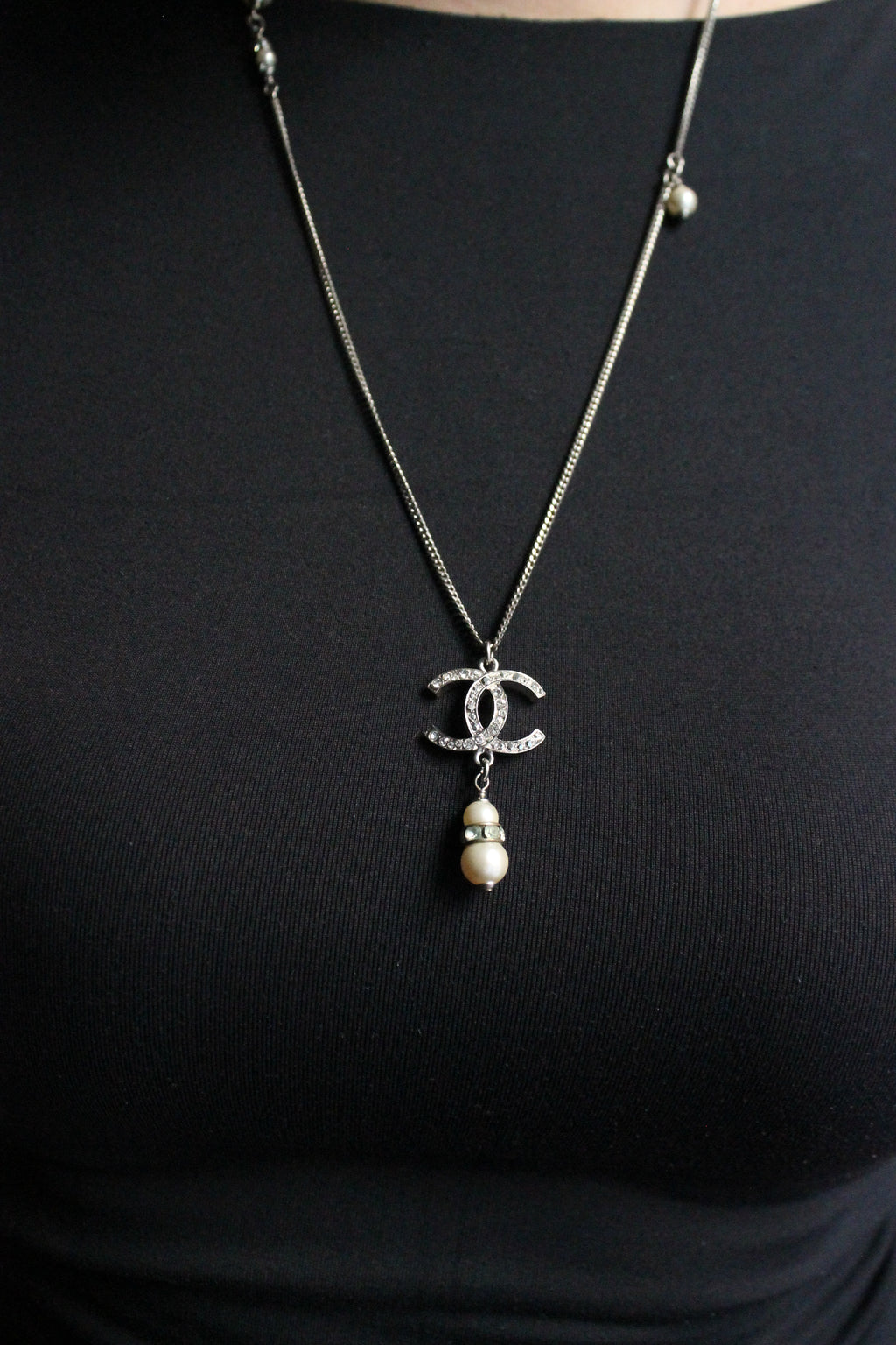 Chanel collier avec des perles en métal argenté avec pendentif CC