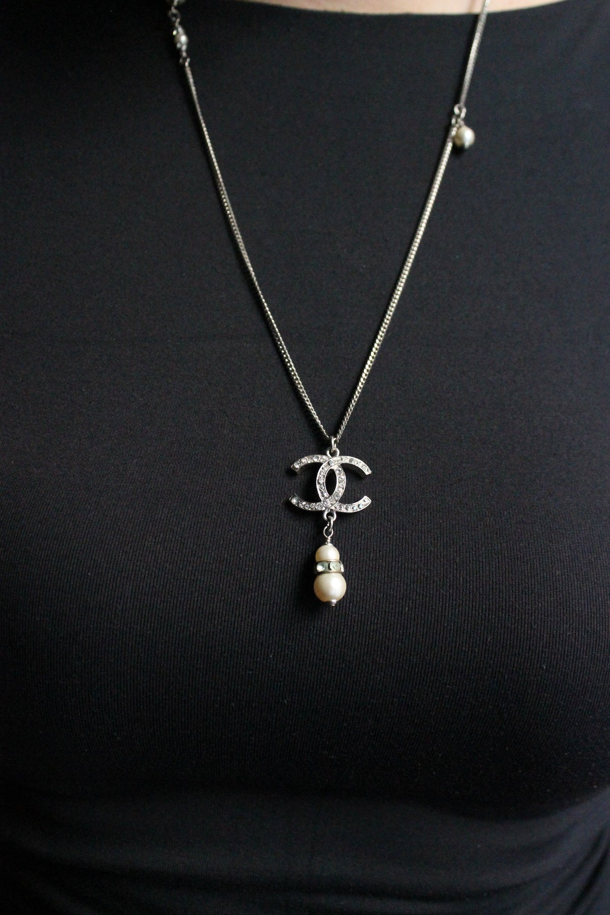 Chanel collier avec des perles en métal argenté avec pendentif CC