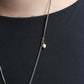 Chanel collier avec des perles en métal argenté avec pendentif CC