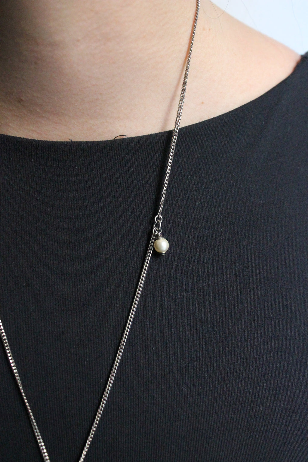 Chanel collier avec des perles en métal argenté avec pendentif CC