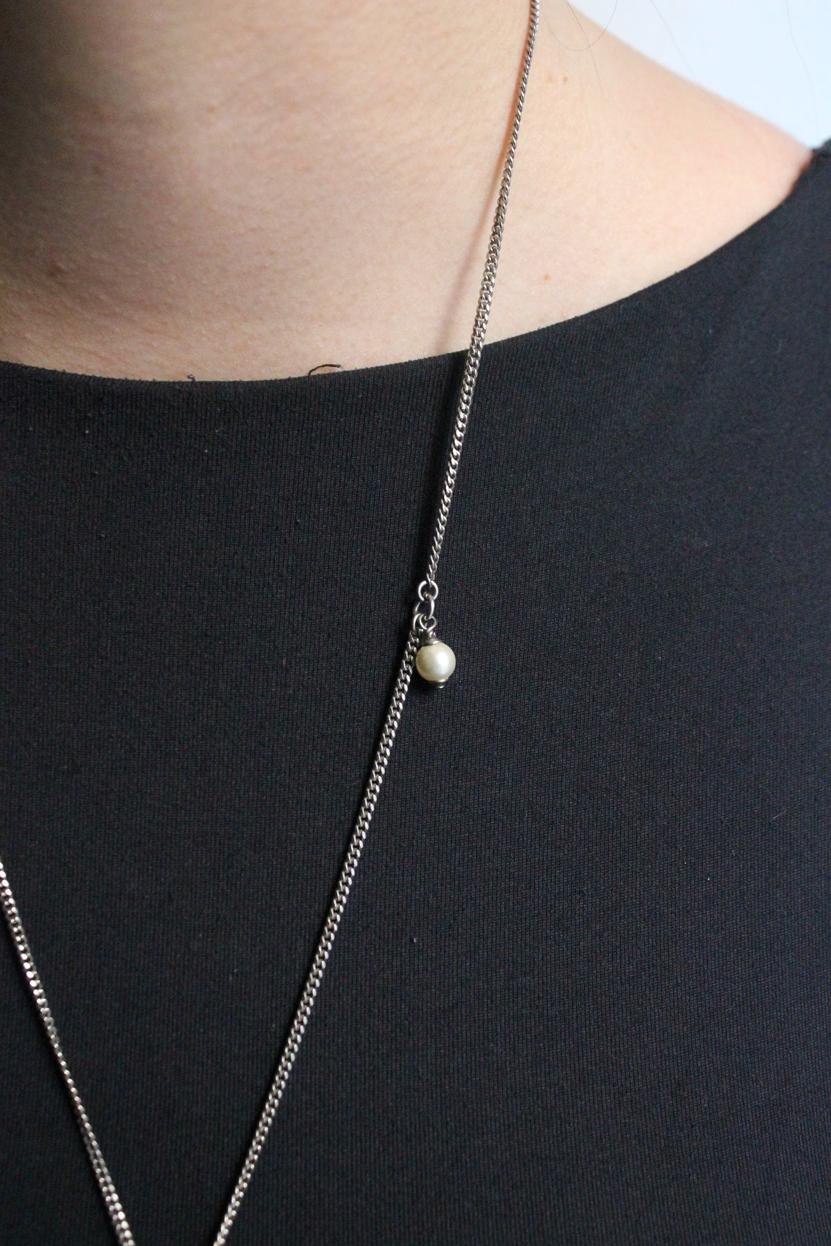 Chanel collier avec des perles en métal argenté avec pendentif CC