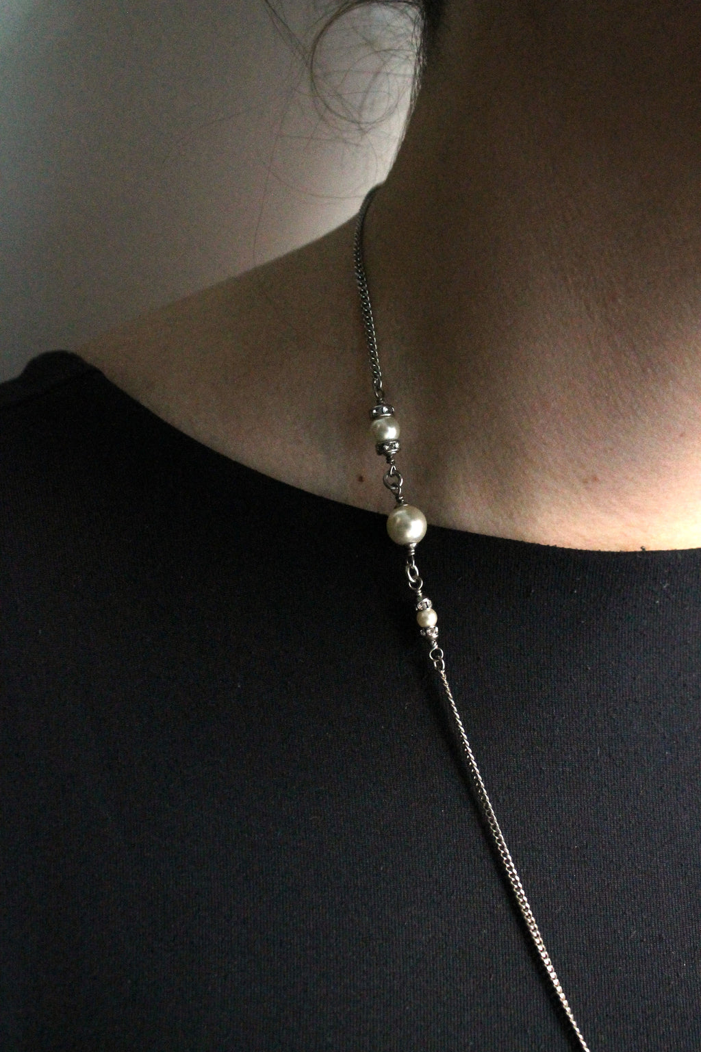 Chanel collier avec des perles en métal argenté avec pendentif CC